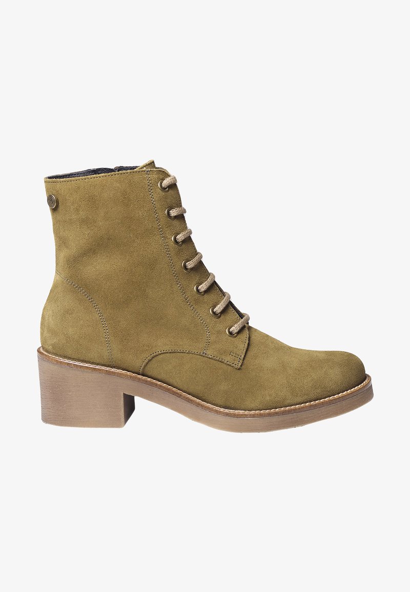 Stivale alla caviglia in suede verde oliva con punta arrotondata, design con lacci e tacco in legno. Presenta occhielli in metallo e cuciture resistenti.