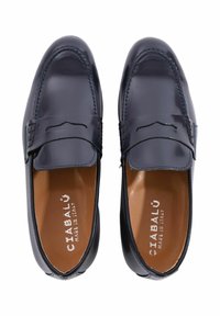 Mocassini in pelle blu navy con finitura lucida, dotati di un decorative saddle e cuciture a contrasto. Fodera interna liscia e punta rotonda.