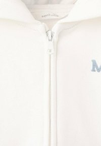 Bílá fleecová mikina na zip s vyšívaným logem "MNG" v světle modré barvě, měkká textura a standardní zip.