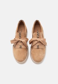 Καφέ παπούτσια από σουέντ, χωρίς κορδόνια, με υφή στο φινίρισμα, διακοσμημένα με λεοπάρ λεπτομέρεια και φαρδιές υφασμάτινες φιόγκους στο μπροστινό μέρος.