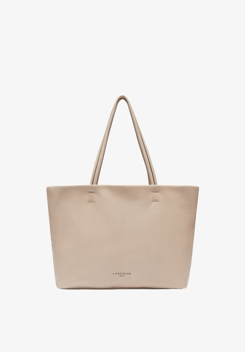 Beige Leder-Shopper mit zwei langen Griffen, glatter Textur, minimalen Nähten und eingeprägtem Markenlogo entlang des Bodens.