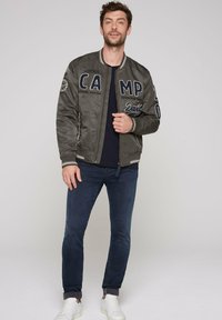 Camp David COLLEGE MIT LOGO - Bombera - medium khaki