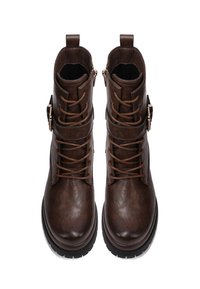 Stivaletti in pelle marrone con punta arrotondata, design con lacci, zip laterale e una spessa suola in gomma nera. Caratterizzati da una fibbia decorativa e cuciture.