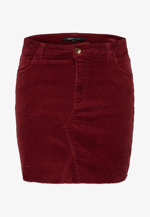 Kort kjol i djup röd corduroy med vertikal ribbad struktur, framfickor och en guldspännevid midjan.