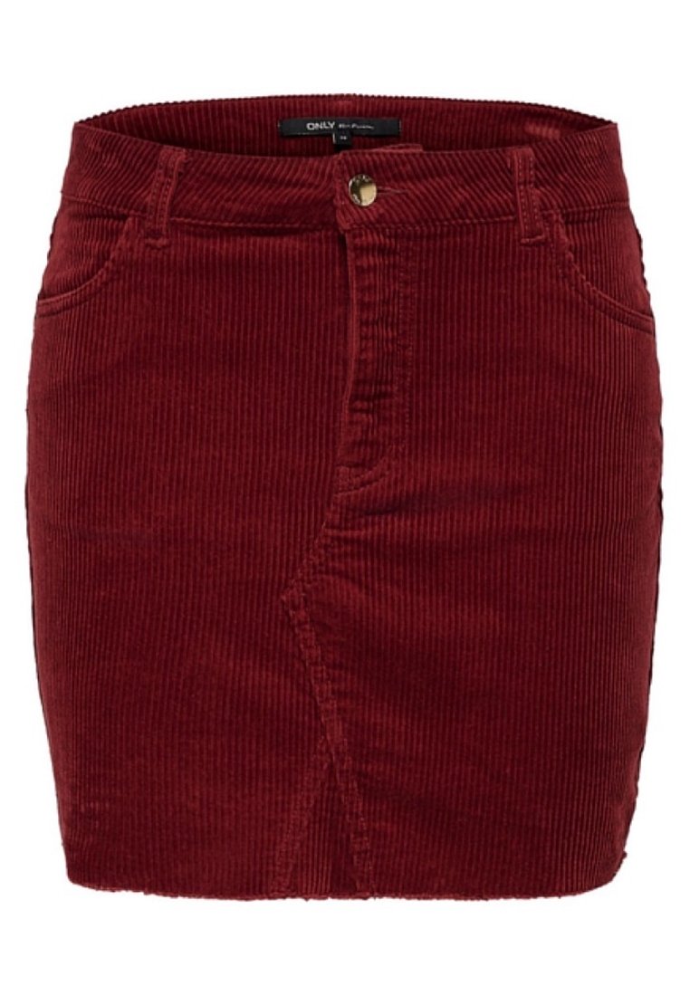 Falda mini de pana en rojo profundo con textura de estrías verticales, bolsillos frontales y un cierre de botón dorado en la cintura.