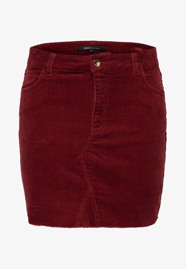 Falda mini de pana en rojo profundo con textura de estrías verticales, bolsillos frontales y un cierre de botón dorado en la cintura.