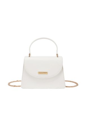 Borsa a mano in pelle bianca con manico superiore e tracolla a catena dorata, caratterizzata da una patta curva e una piccola targhetta dorata sul davanti.