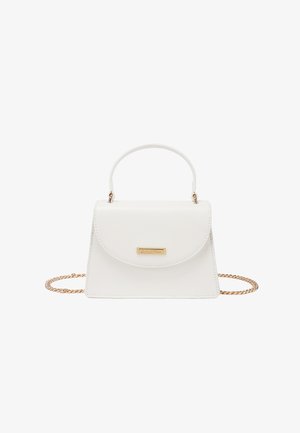 Borsa a mano in pelle bianca con manico superiore e tracolla a catena dorata, caratterizzata da una patta curva e una piccola targhetta dorata sul davanti.