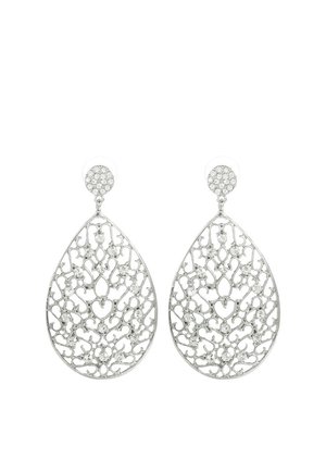 Boucles d'oreilles argentées en forme de goutte avec un design en filigrane ajouré complexe serti de petites pierres claires étincelantes.