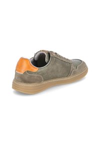 Baskets pour hommes en cuir perforé vert, avec un accent beige au talon, semelle en caoutchouc couleur gomme et détails de couture contrastants.