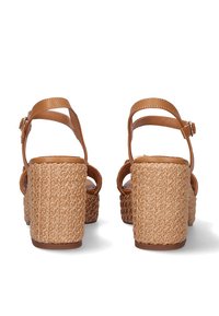 Sandalias marrones con tiras, plataformas de yute trenzado y tacones cuadrados, con un hebilla ajustable. Parte superior de cuero suave con un acento texturizado.