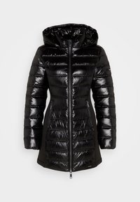 Sort jakke med polstring og skinnende, quiltet design. Har hætte, lynlås foran og lynlåslommer i siden. Glat, blank tekstur.