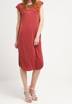Czerwona sukienka na krótki rękawek z okrągłym dekoltem i ozdobnymi detalami; miękka tkanina o lekko teksturowanym wykończeniu; długość do kolan.