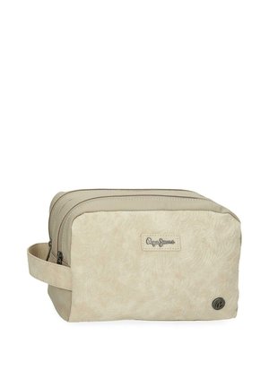 Neceser rectangular beige con superficie texturizada, compartimentos dobles con cremallera, asa lateral y parche con el logo "Pepe Jeans" en el frente.