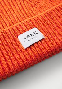 ARKK Copenhagen CLASSIC BEANIE UNISEX - Lue - radiant orange