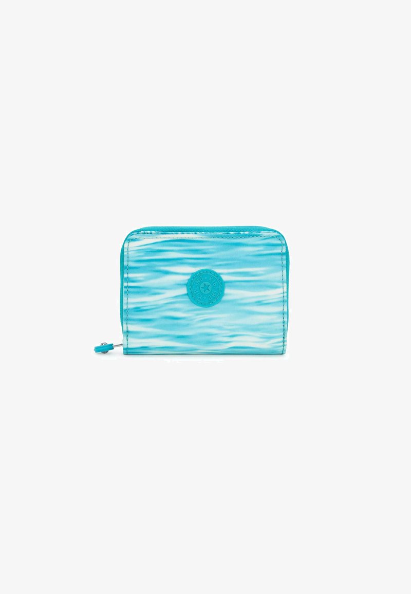 Een turquoise portemonnee met een textuurpatroon van golven, afgeronde hoeken en een cirkelvormig logomerkaccent aan de voorkant. Compacte ritssluiting.