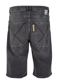 Pantalones cortos de mezclilla negra con un corte recto, que cuentan con dos bolsillos traseros, costuras de remache y una etiqueta amarilla en el bolsillo izquierdo.