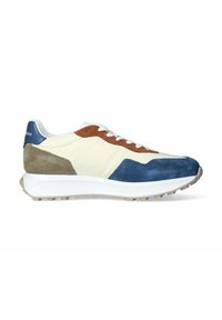 Sneaker caratterizzato da un mix di suede e pelle bianca, blu, marrone e grigia, con suola bianca testurizzata e design con lacci.