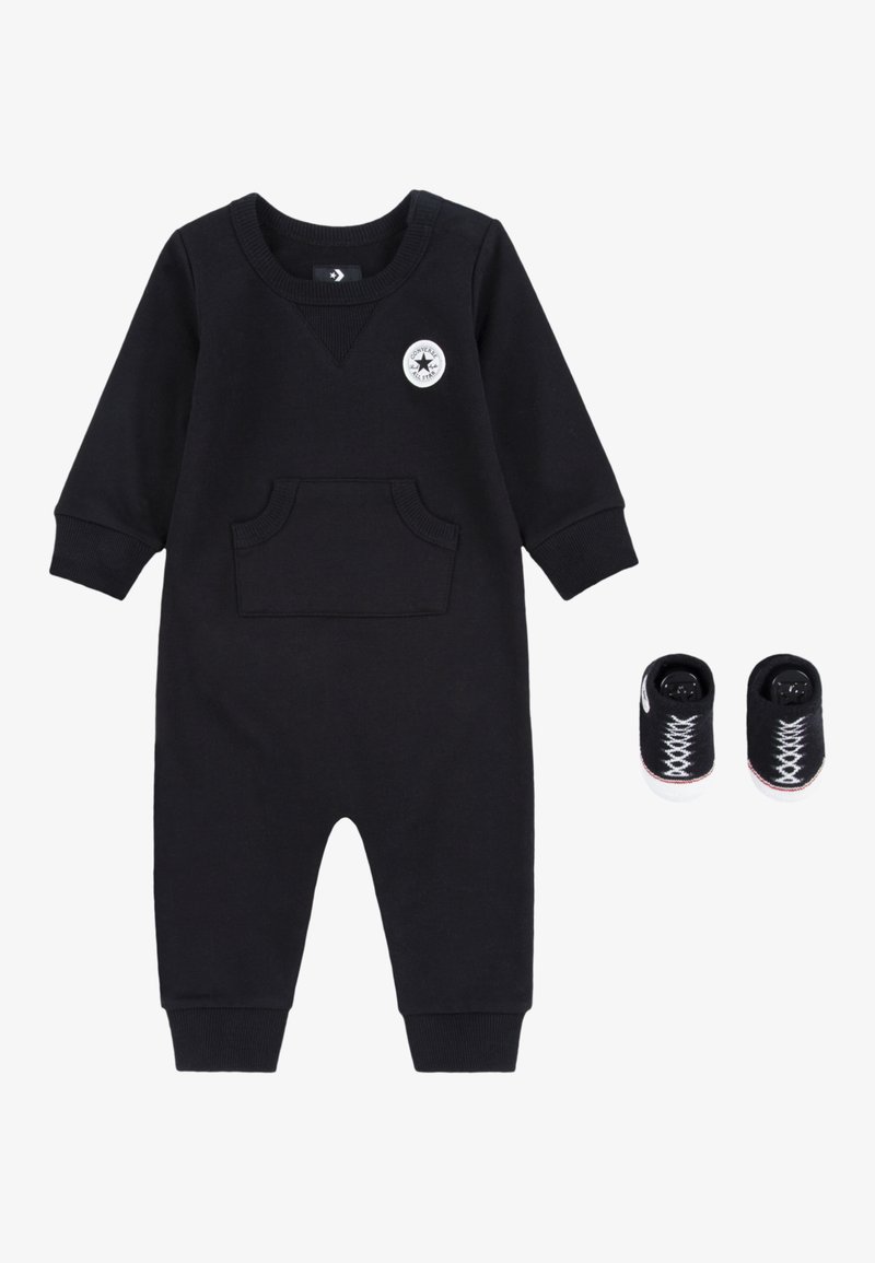 Svart bomullsoveralls för baby med långa ärmar, framficka och logotypapplikation, tillsammans med matchande svarta babyskor med vita snören.