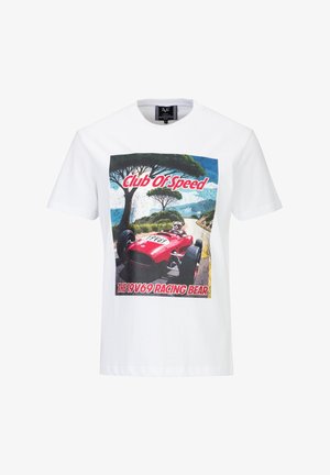 Weißes T-Shirt mit Grafik eines roten Vintage-Rennwagens, der von einem Bären auf einer gewundenen Straße mit Bäumen gefahren wird, und den Texten "Club Of Speed" und "The 19V69 Racing Bear."