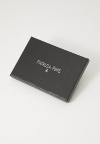 Scatola regalo nera con texture, logo "PATRIZIA PEPE" in rilievo e piccolo accento a forma di ape; forma rettangolare, finitura liscia e design minimalista.