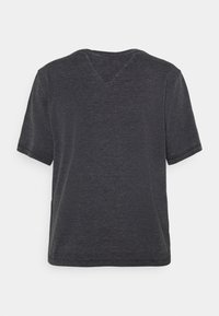 Camiseta de cuello en V gris oscuro, con mangas cortas, fabricada en tejido suave. Presenta un corte relajado y un diseño liso, sin patrones ni acentos.