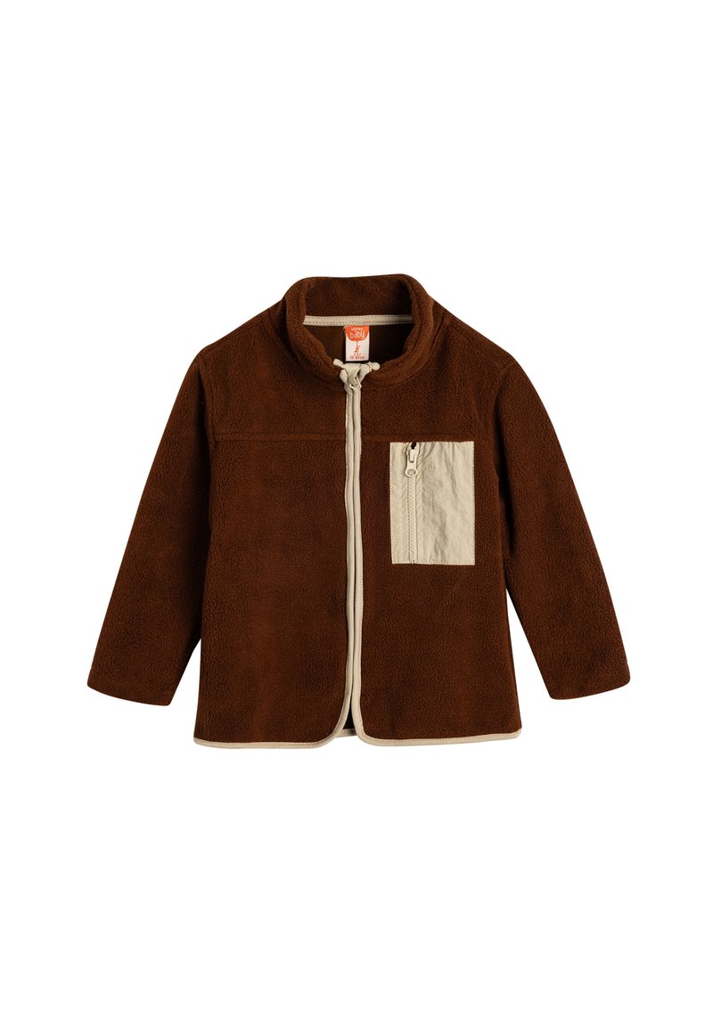Chaqueta de forro polar marrón con cuello alto, cremallera frontal completa, bolsillo beige en el lado izquierdo del pecho y ribetes contrastantes en beige a lo largo de la cremallera y el dobladillo.