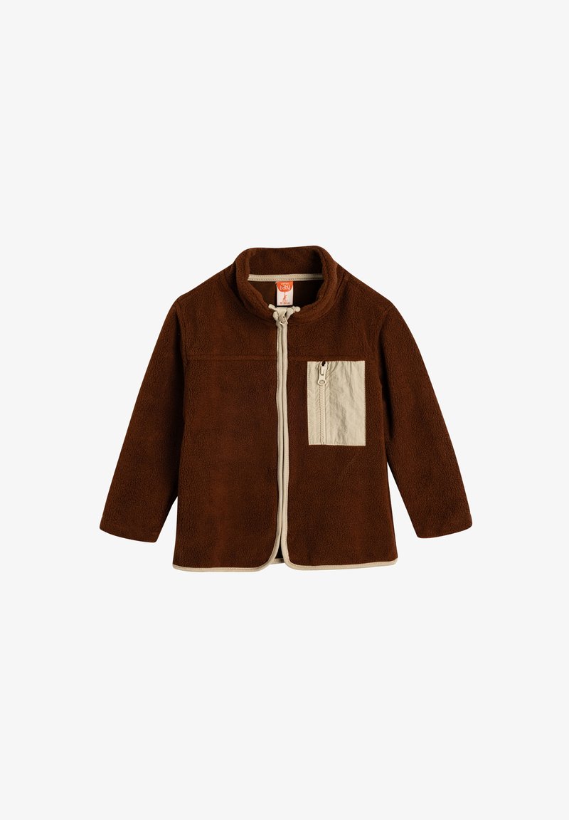 Brun fleecejakke med høj krave, fuld frontlynlås, beige lomme på venstre bryst og kontrasterende beige kant langs lynlåsen og kanten.