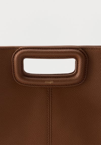 Καφέ τσάντα φάκελος από δερματίνη με υφή, με ορθογώνια λαβή εκτός και διακριτικό ανάγλυφο λογότυπο «maje» κάτω από τη λαβή.