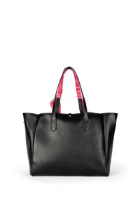 Borsa a tote in pelle nera con due manici piatti, caratterizzata da un accento in tessuto rosa sul manico. Texture liscia e design strutturato.
