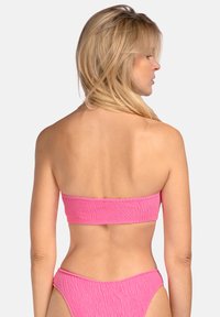 Różowy biustonosz bikini w formie bandeau z teksturowanej tkaniny, pasujące różowe wysokie majtki; bezszwowy design bez widocznych zapięć lub elementów metalowych.