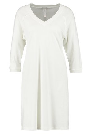 Robe blanche, longueur genou, avec un décolleté en V, manches trois-quarts, fabriquée en tissu doux. Présente un design simple et sans embellissements.