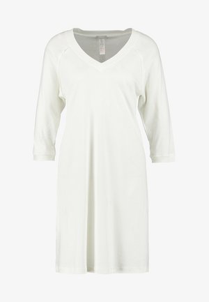 Hvid kjole til knæet med V-udskæring og trekvartlange ærmer, lavet af blødt stof. Har et enkelt, udekoreret design.