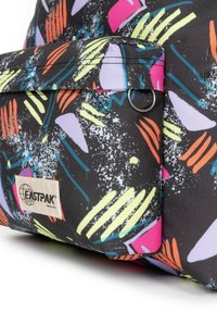 Černá látková taška s abstraktními neonovými vzory v růžové, žluté a modré. Obsahuje přední kapsu a malý kovový kroužek. Viditelná značka.