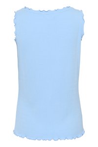 Top sans manches en ribbed bleu clair avec un col rond et des bords volantés, présentant une silhouette ajustée et une texture douce.
