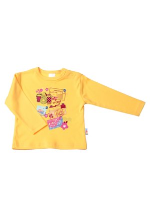 Gelbes Langarmhemd aus Baumwolle mit einem bedruckten Design von Kameras, Postkarten und Blumen in Pink und Blau.