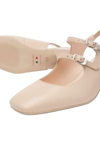 Scarpe in pelle beige con punta quadrata, doppie cinghie alla caviglia con fibbie argento e suola in gomma testurizzata. Made in Italy, taglia 37.