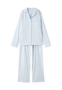 Conjunto de pijama a rayas azul claro y blanco que consiste en una camisa de manga larga con botones y un bolsillo, junto con pantalones de pierna ancha a juego.