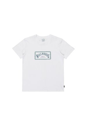 Witte katoenen t-shirt met een rechthoekig geborduurd logo in teal en zwart met de tekst "Billabong" en "Australië" in een gestileerd lettertype. Korte mouwen.