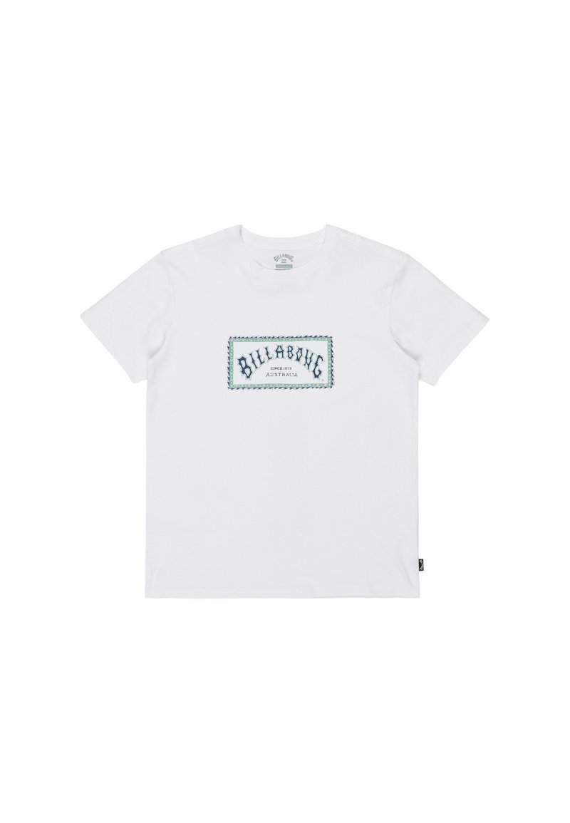 Maglietta bianca in cotone con un logo ricamato rettangolare in teal e nero che recita "Billabong" e "Australia" in un font stilizzato. Maniche corte.