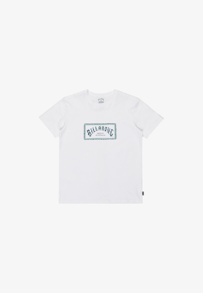 Biała bawełniana koszulka z krótkim rękawem, z prostokątnym haftowanym logo w odcieniach niebieskiego i czarnego, z napisem "Billabong" i "Australia" w stylizowanej czcionce.