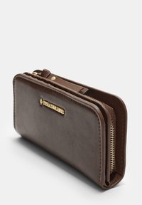 Smeđi kožni novčanik sa zlatnim zatvaračem i Stradivarius logom urezanim na prednjoj strani, prikazan malo otvoren na bijeloj pozadini.