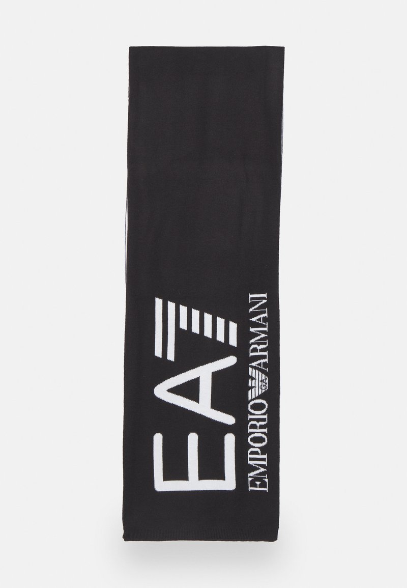 Eșarfă neagră cu brandul alb "EA7 EMPORIO ARMANI" și un design texturat, având o formă modernă, dreptunghiulară alungită.