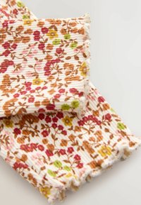 Virágmintás szövet kis, többszínű virágokkal, rózsaszín, sárga és zöld árnyalatokban, fehér alapon; bordázott textúrájú és foszlott szélű.