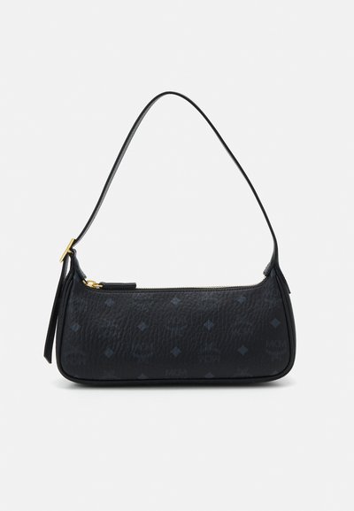 Schwarze Lederhandtasche mit strukturiertem Finish, mit einem geschwungenen Griff, goldenen Hardware-Elementen und dezentem Diamantmuster. Reißverschluss oben.