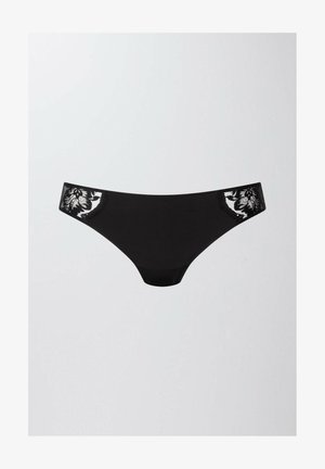 Zwarte string gemaakt van een gladde stof met kantaccenten op de tailleband, versierd met bloemenpatronen. Eenvoudig, gestroomlijnd ontwerp zonder extra details.