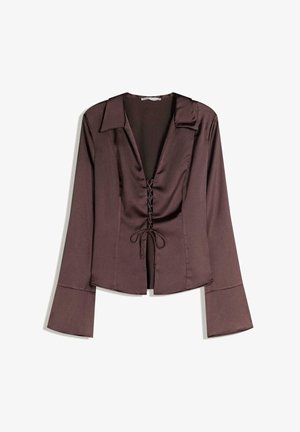 Brun satinblus med långa ärmar, djup V-ringning, snörning framtill och utsvängda ärmar; slät textur och strukturerad design.