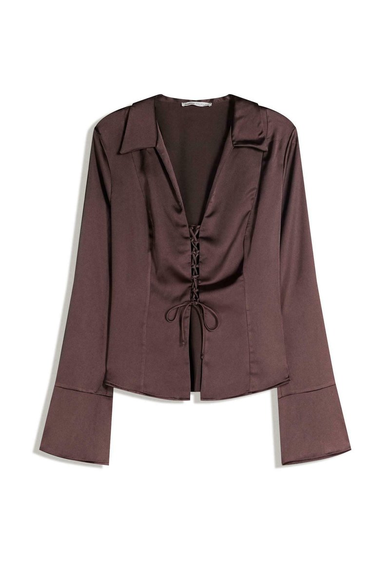 Blusa lunga in satin marrone con maniche a sbuffo, scollatura a V profonda e lacci frontali; tessuto liscio e design strutturato.
