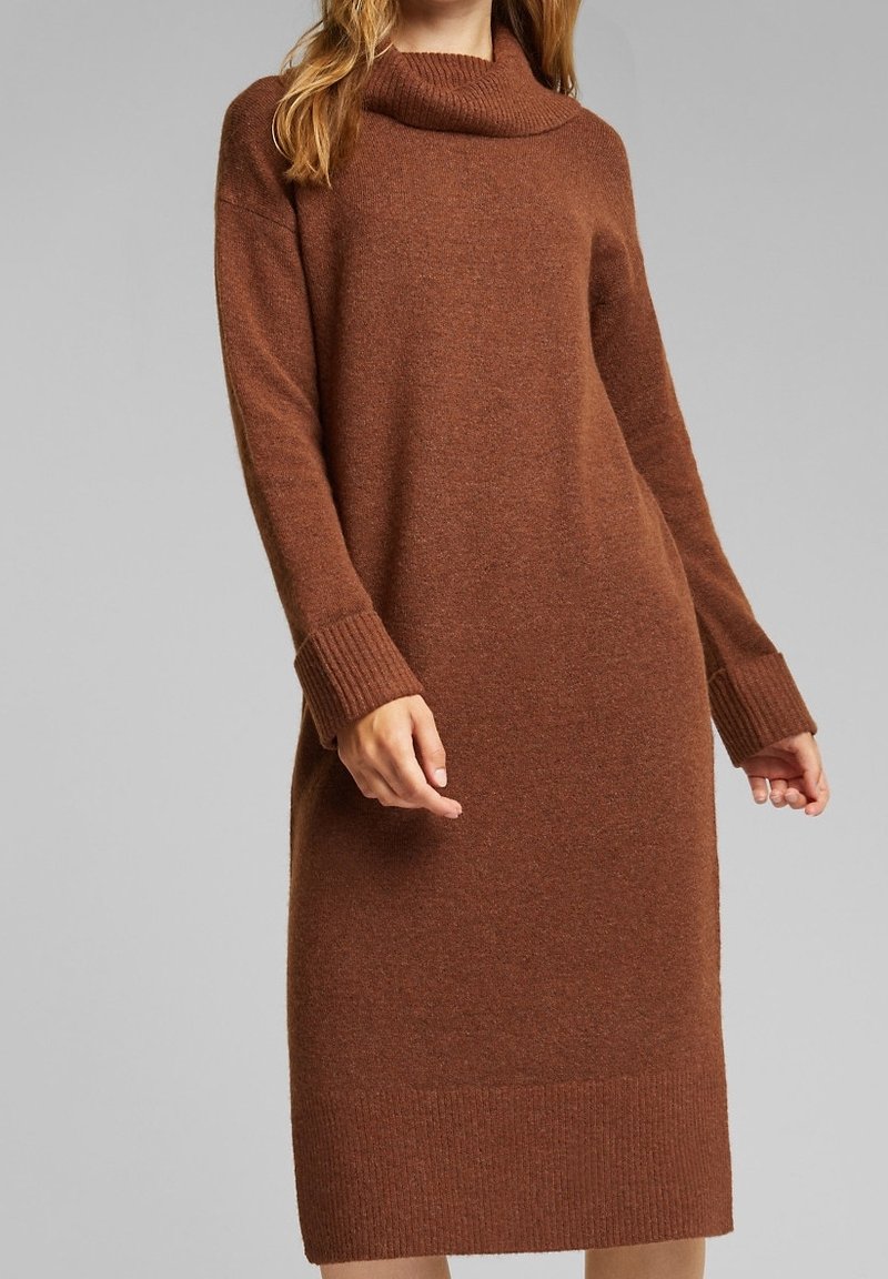 Abito marrone lavorato a maglia con scollatura a cowl, polsini e orlo a coste. Maniche lunghe, forma aderente e texture morbida.