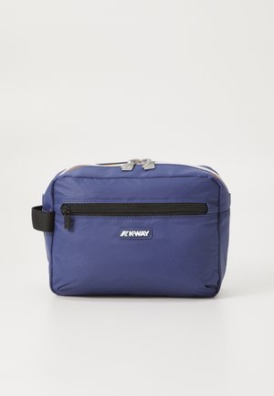 Borsa da toilette rettangolare blu navy con cerniera nera, dettagli in pelle e logo frontale. Tessuto liscio con design durevole e leggero.